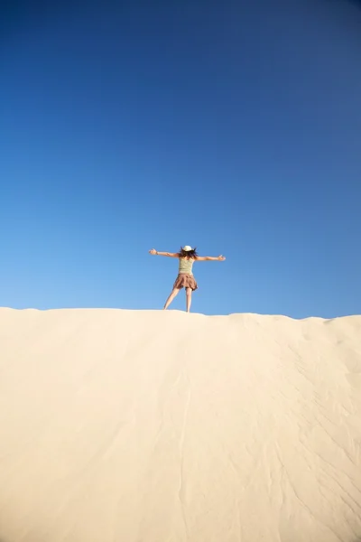 Feliz encima de la duna — Foto de Stock