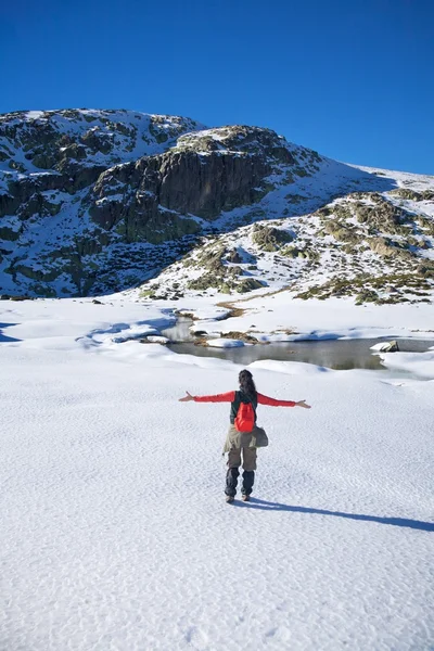 Feliz inverno caminhadas mulher na neve — Fotografia de Stock