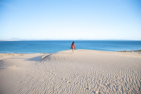 Hiking on tarifa sand dunes — Stock Photo, Image