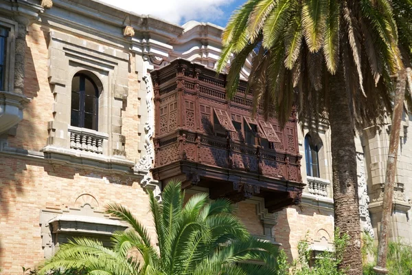 Palmer och antika trä balkong — Stockfoto