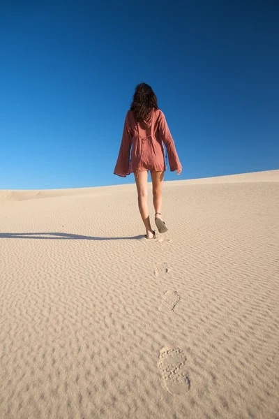 沙漠沙丘上的漂亮女人 — 图库照片