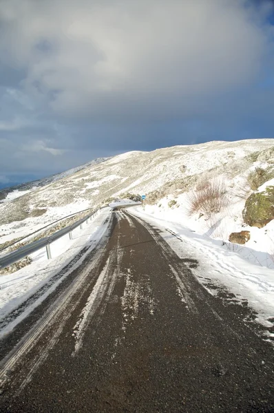 Дорога праворуч до снігу — стокове фото