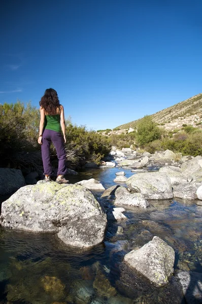 여자와 강에 있는 바위 — 스톡 사진