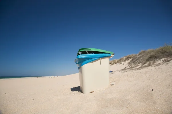 垃圾容器海滩 — 图库照片