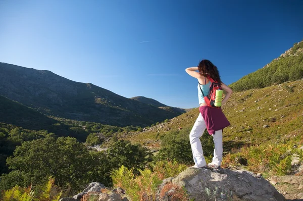 Rucksack woman over valley — Stock Photo, Image