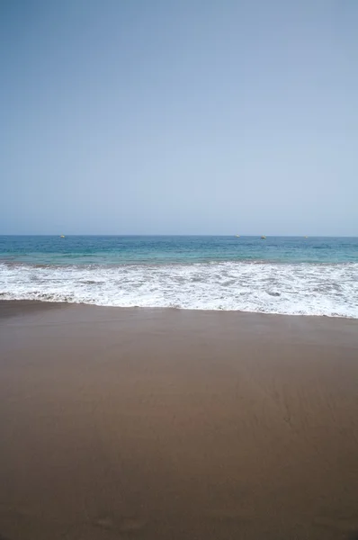 Mer sur une plage brune — Photo
