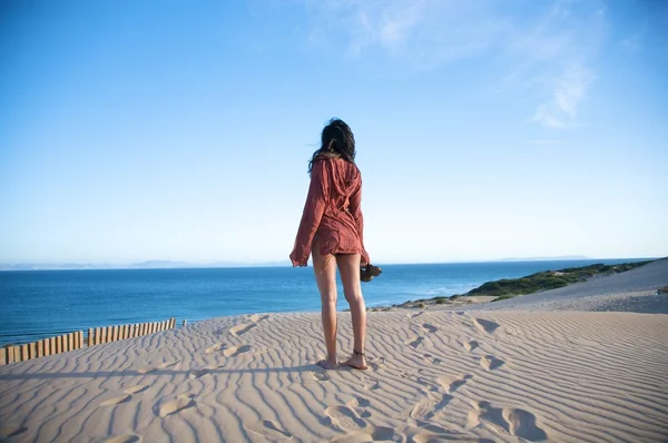 性感的女人在 valdevaqueros 沙丘 — 图库照片