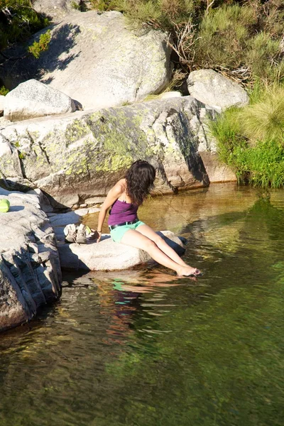 性感的女人在 gredos 湖里 — 图库照片