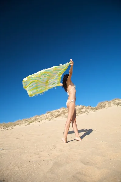 Femme sexy avec enveloppement de plage — Photo