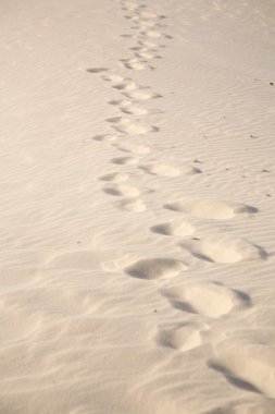 kum plajı üzerinde yumuşak basamakları