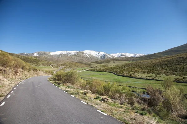 Venkovské silnice v pohoří gredos — Stock fotografie