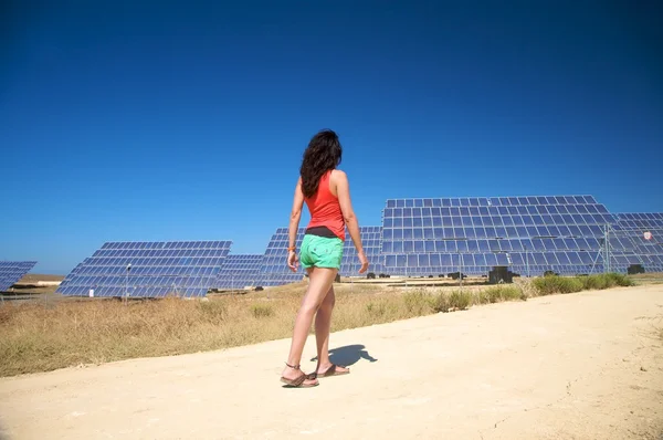 Бічна ходьба на сонячній електростанції — стокове фото