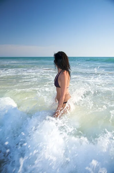 Femme de côté entre les vagues — Photo