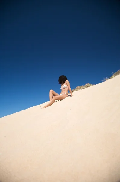坐在沙丘上 — 图库照片