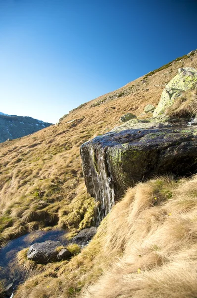 Litet vattenfall på gredos-bergen — Stockfoto
