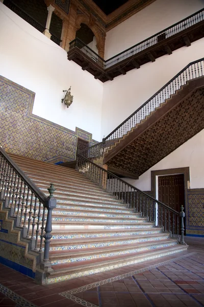 Escaliers sur la place publique d'Espagne à Séville — Photo