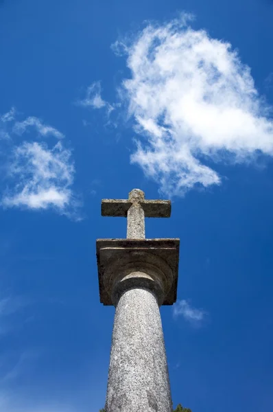 Cruz de pedra para o céu — Fotografia de Stock