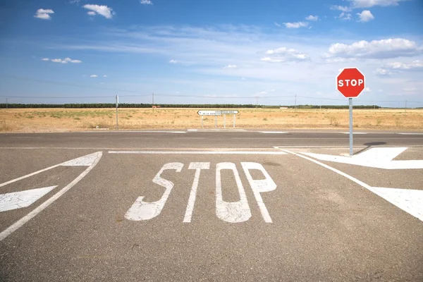 Stoppa på crossroads — Stockfoto