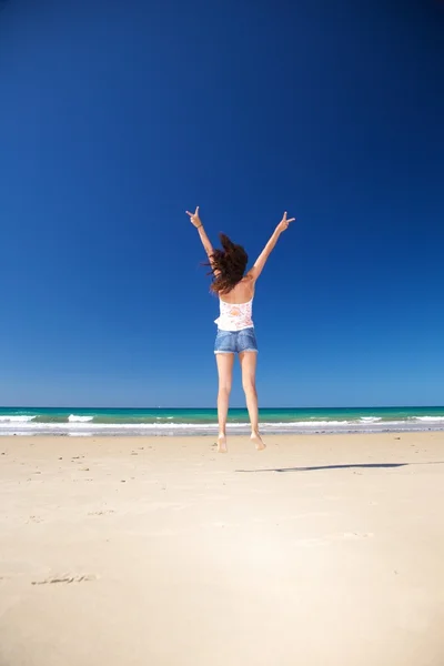 超级幸福的女人 — 希洛海滩 — 图库照片