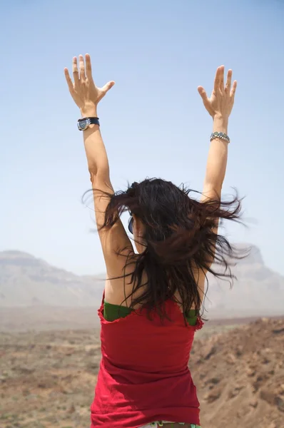 Kvinna armar upp — Stockfoto