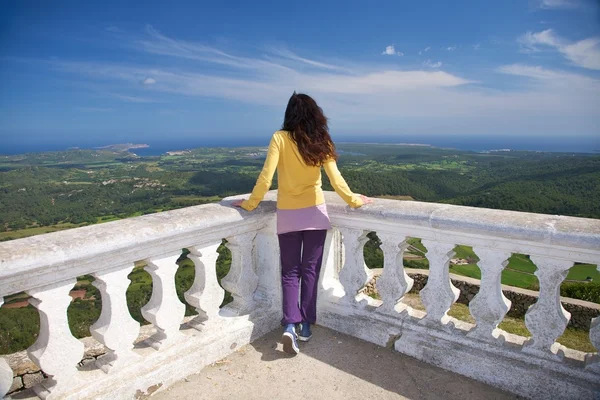 Kobieta na balkonie góry toro — Zdjęcie stockowe