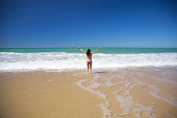 Vrouw gelukkig aan kust in conil strand — Stockfoto