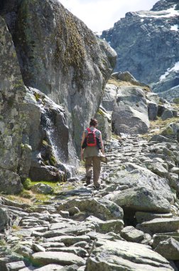 trekking kadınla taş yolu