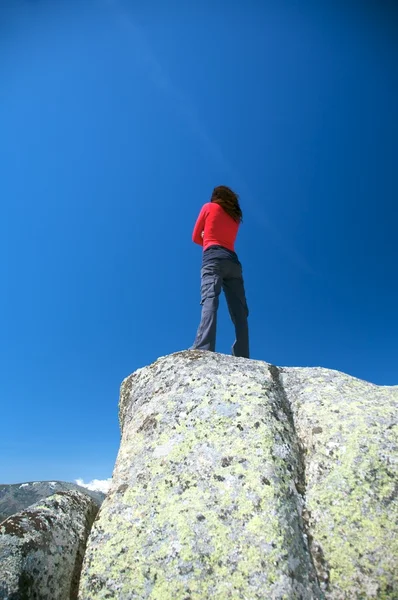 Вниз красная женщина на голубом небе — стоковое фото
