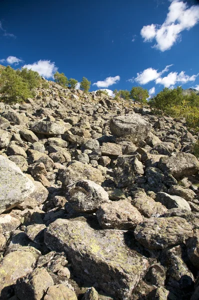 Montagna di rocce — Foto Stock