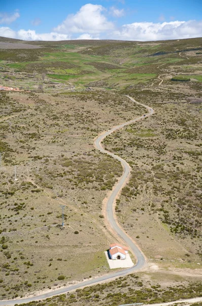 Estrada para a montanha verde — Fotografia de Stock