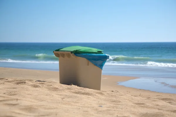 海滨垃圾容器 — 图库照片