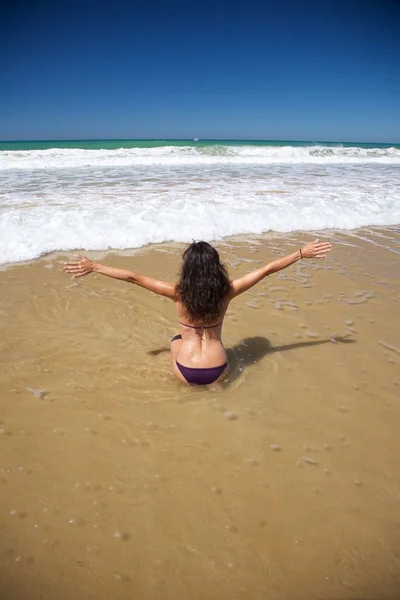 Mulher sensual na água na praia Conil — Fotografia de Stock