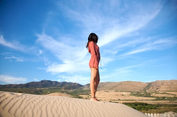 Сексуальная женщина на дюне — стоковое фото