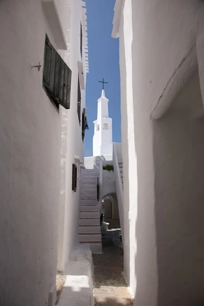 Treppe zum weißen Glockenturm — Stockfoto