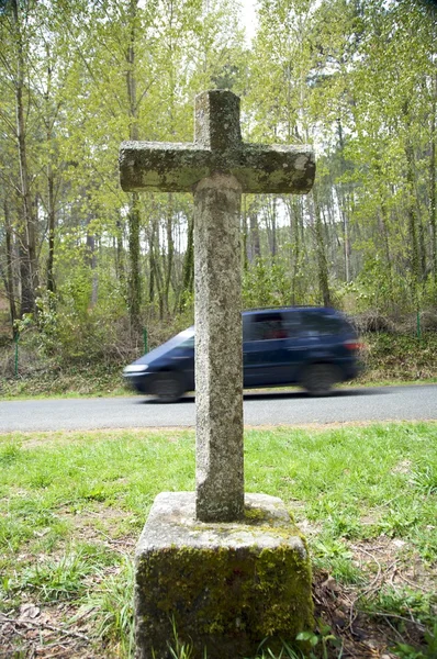 Stone cross with car — Stock Photo, Image