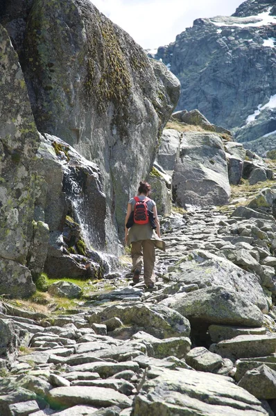 Chemin de pierre avec trekking femme — Photo