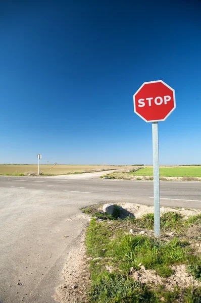 Znak stop na rozdrożu — Zdjęcie stockowe