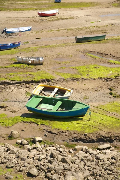 Boats in low tide — Stock Photo, Image