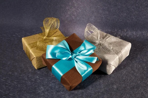 Kahverengi altın ve gümüş hediye kutuları — Stok fotoğraf