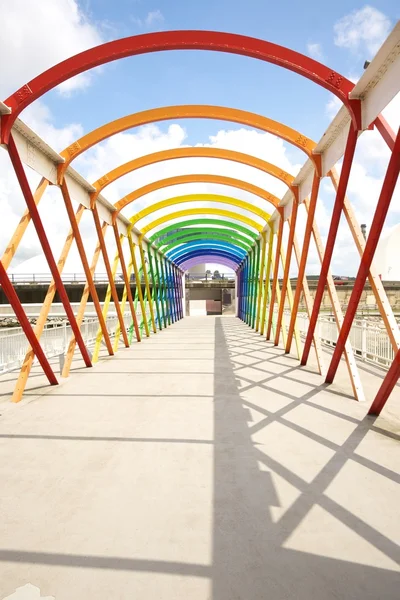 Färgglada footbridge — Stockfoto