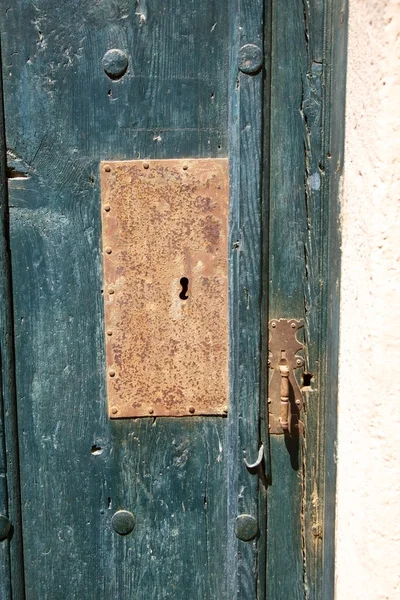 Oxide slot op groene houten deur — Stockfoto