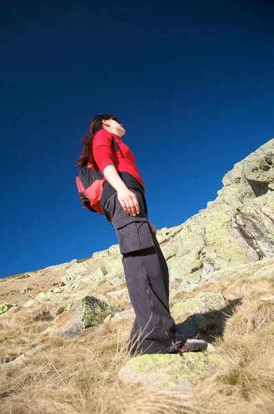 Sidan av vandring röd kvinna — Stockfoto
