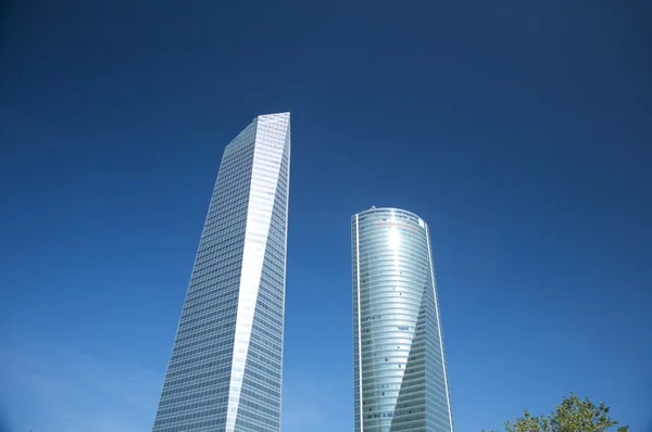 Верхняя часть двух небоскребов — стоковое фото