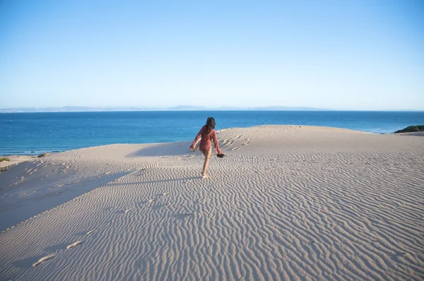 Caminar en dunas de arena en tarifa — Foto de Stock