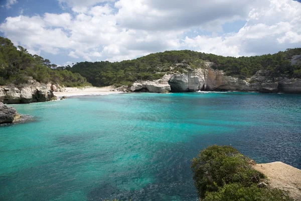 Strand und Klippe auf Menorca — Stockfoto