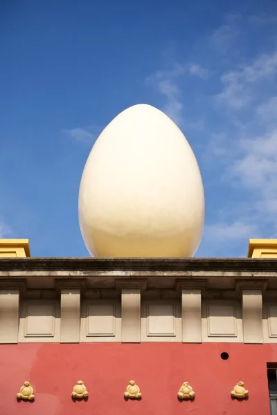 Escultura de huevo en Figueres — Foto de Stock