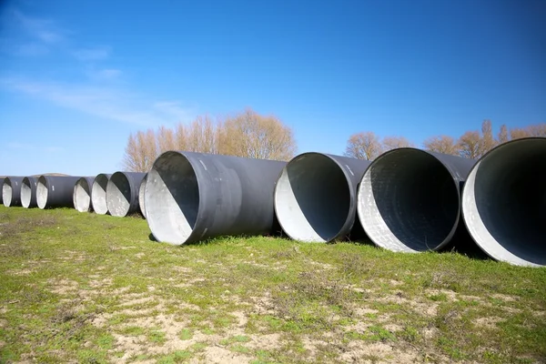 Grupo de grandes gasodutos pretos — Fotografia de Stock