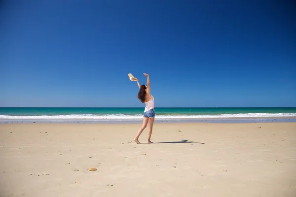 Gelukkige vrouw aan het strand van Zahara de los Atunes — Stockfoto