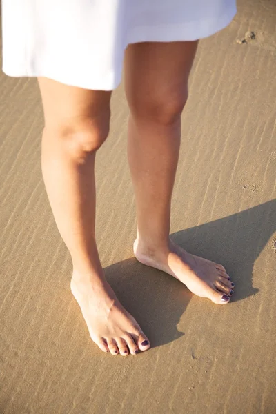 Twee benen op zand strand — Stockfoto