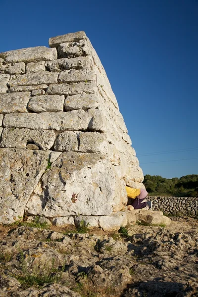 Tarih öncesi anıtın altındaki kadın — Stok fotoğraf